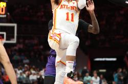 开云体育亚洲官网-老鹰后卫在压哨球命中，帮助球队取得必胜的简单介绍