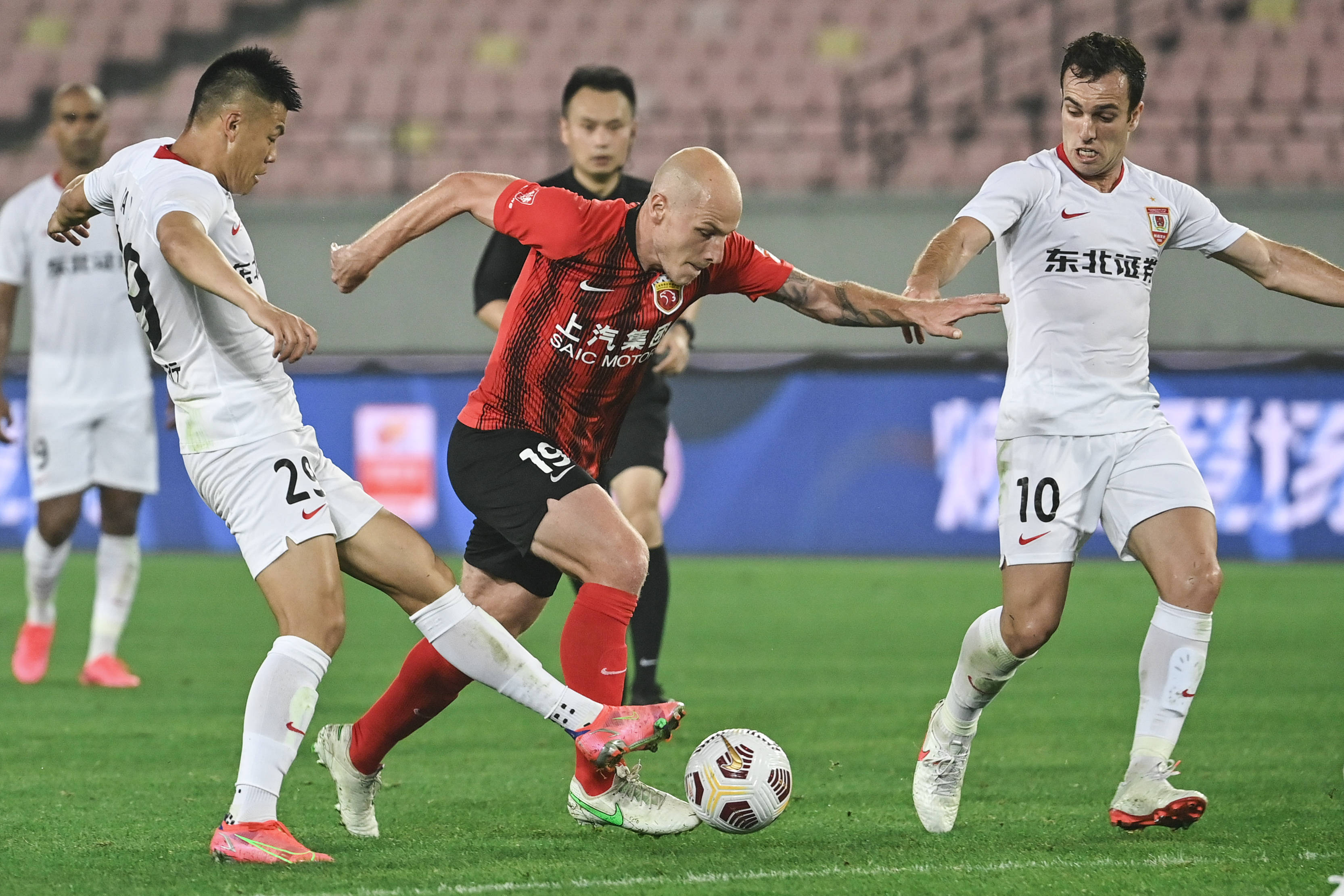 中超球队比赛备战紧张,士气高涨的简单介绍 中超球队比赛备战紧张,士气高涨的简单介绍