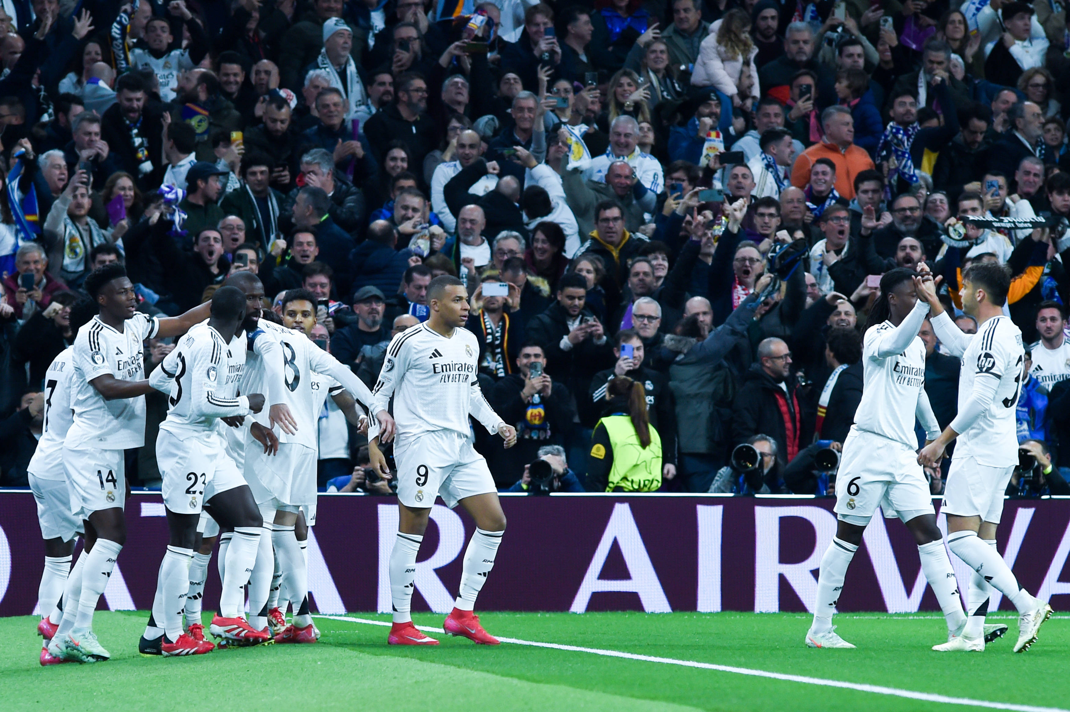 包含阿贾克斯主场告捷,以三战全胜领跑欧冠小组的词条 包含阿贾克斯主场告捷,以三战全胜领跑欧冠小组的词条